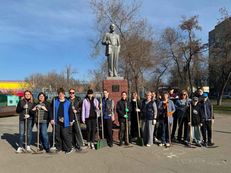 Весенний субботник в сквере имени В.И. Ленина.