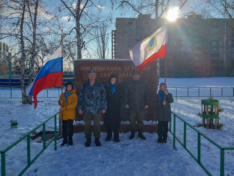 Возложение цветов у мемориала работникам Саратовского метизного завода.